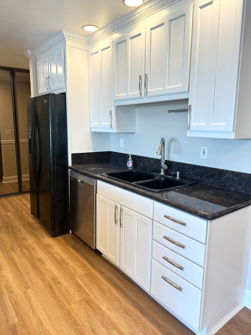 2-bed, 2-bath Condo with Sweeping Views of City and Space Needle! – photo 5