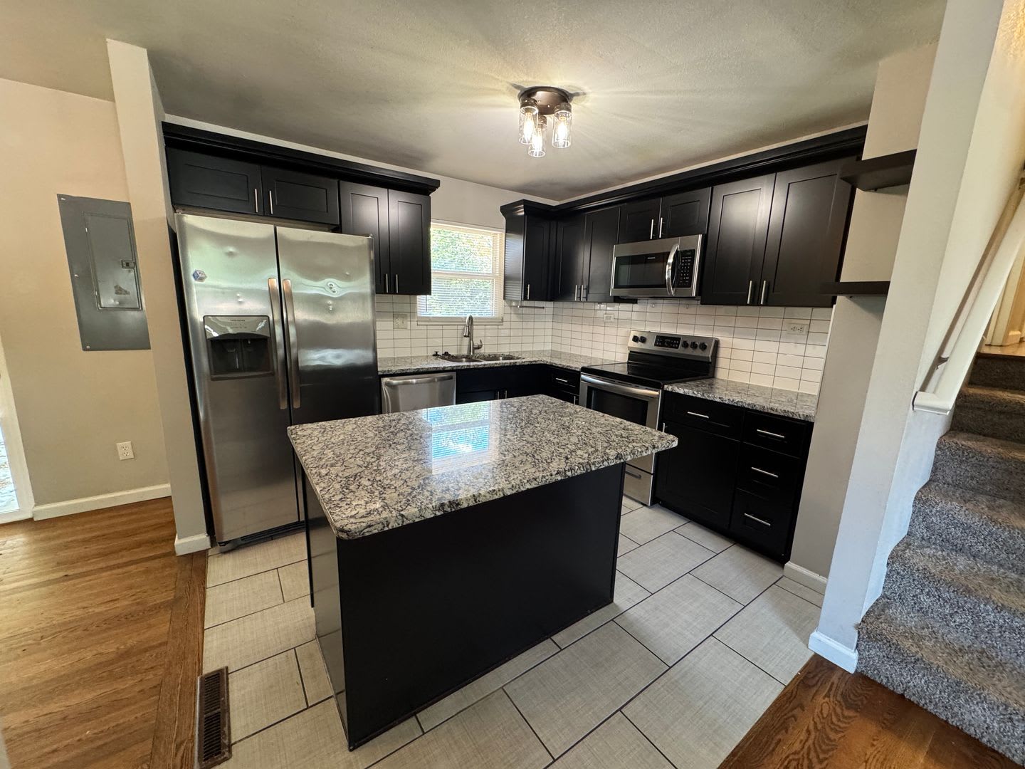 Stylish Tri-Level with Bonus Living Space and Huge Backyard! – photo 4