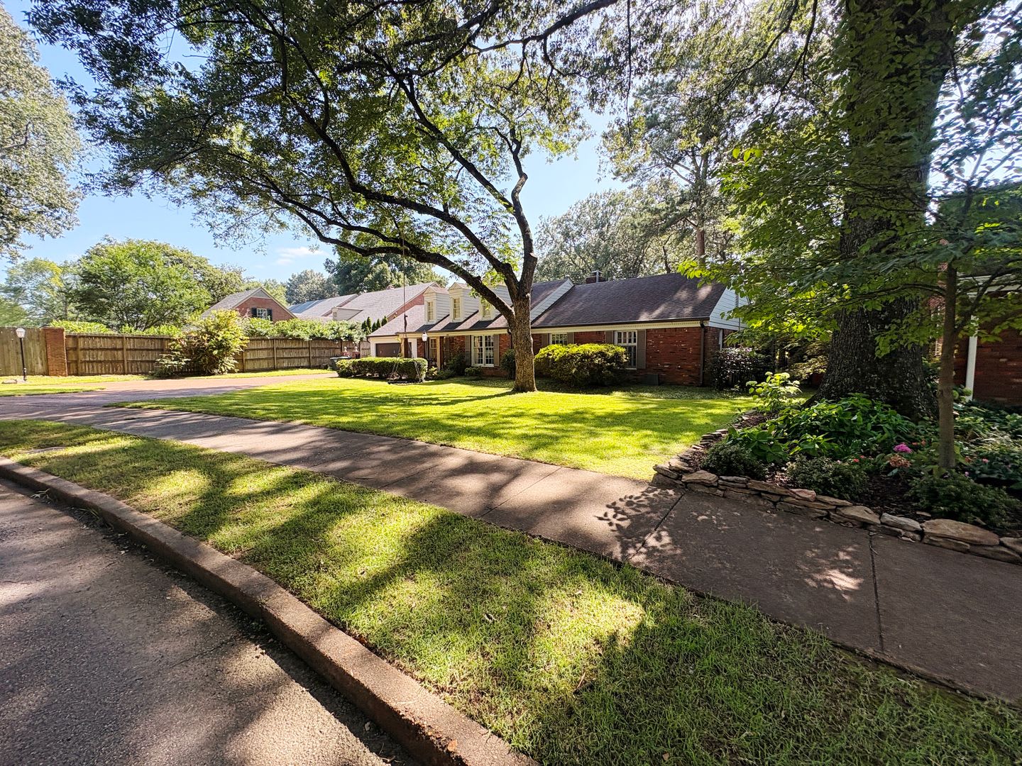Renovated Home In The Heart Of East Memphis! Fully Fenced Backyard! No Carpet! – photo 5