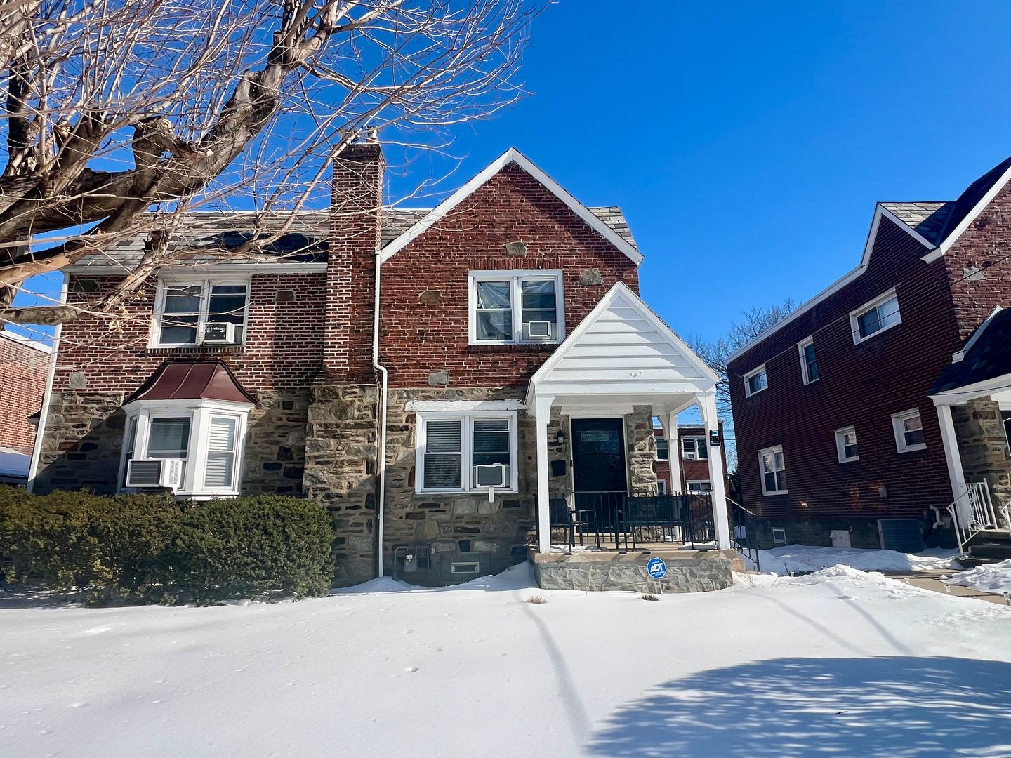 Stunning 3-Bed Twin Home in Lansdowne! Available May 1st! – photo 1