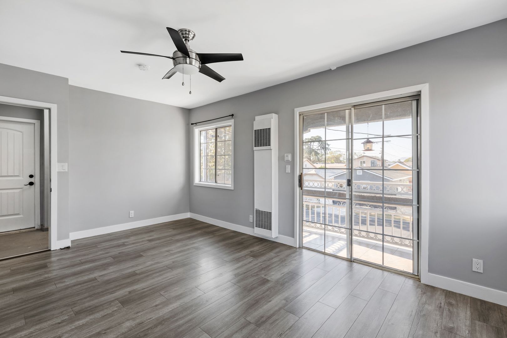 Beautiful 1BR 1BA Unit with Attached 1-Car Garage Located Near USC – photo 3