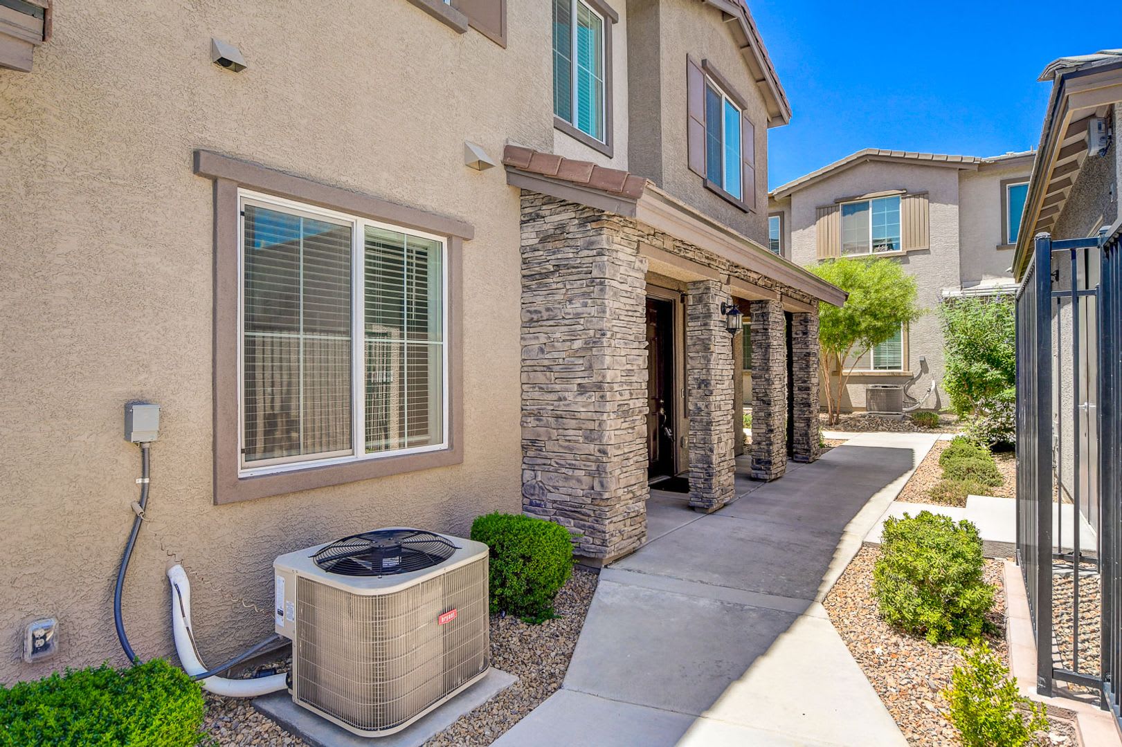 3 Bedroom townhome with Elevator! – photo 4