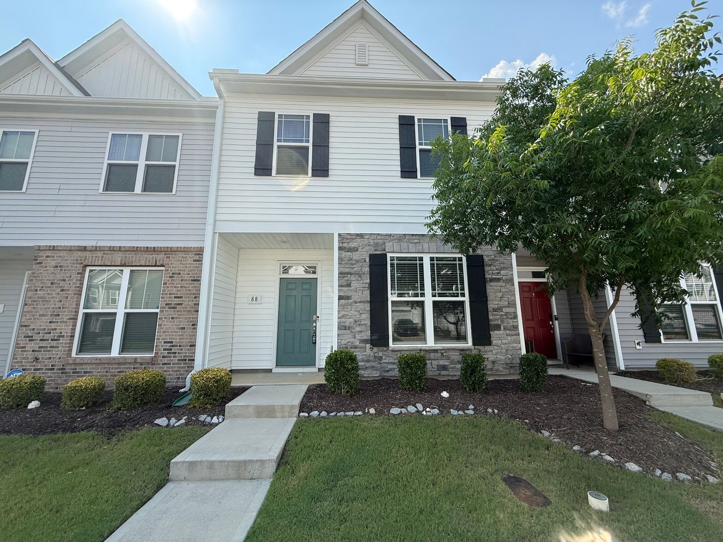 Offering Refundable Application Fees 100 Move In Promotion Modern 3Bd 2 5Ba Clayton Townhome Near Highways With Easy Access To Downtown Clayton And Garner – photo 1