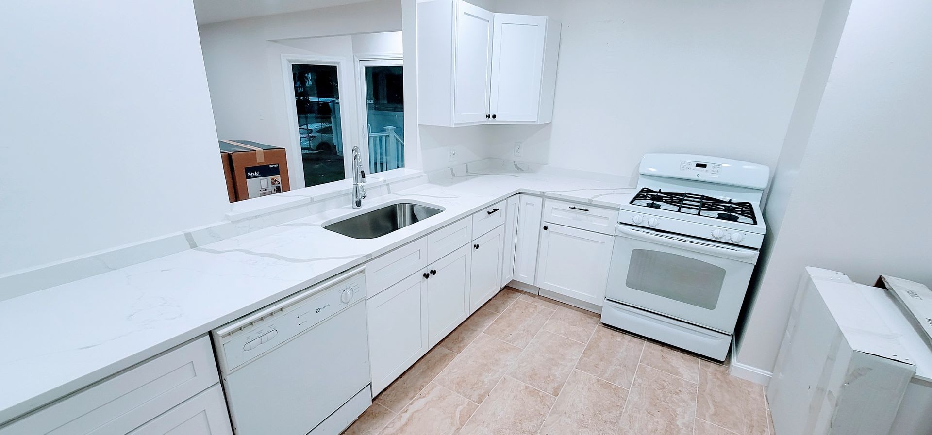 3-Story Townhouse with Central Heat, AC and 2 Parking Spots Included – photo 5