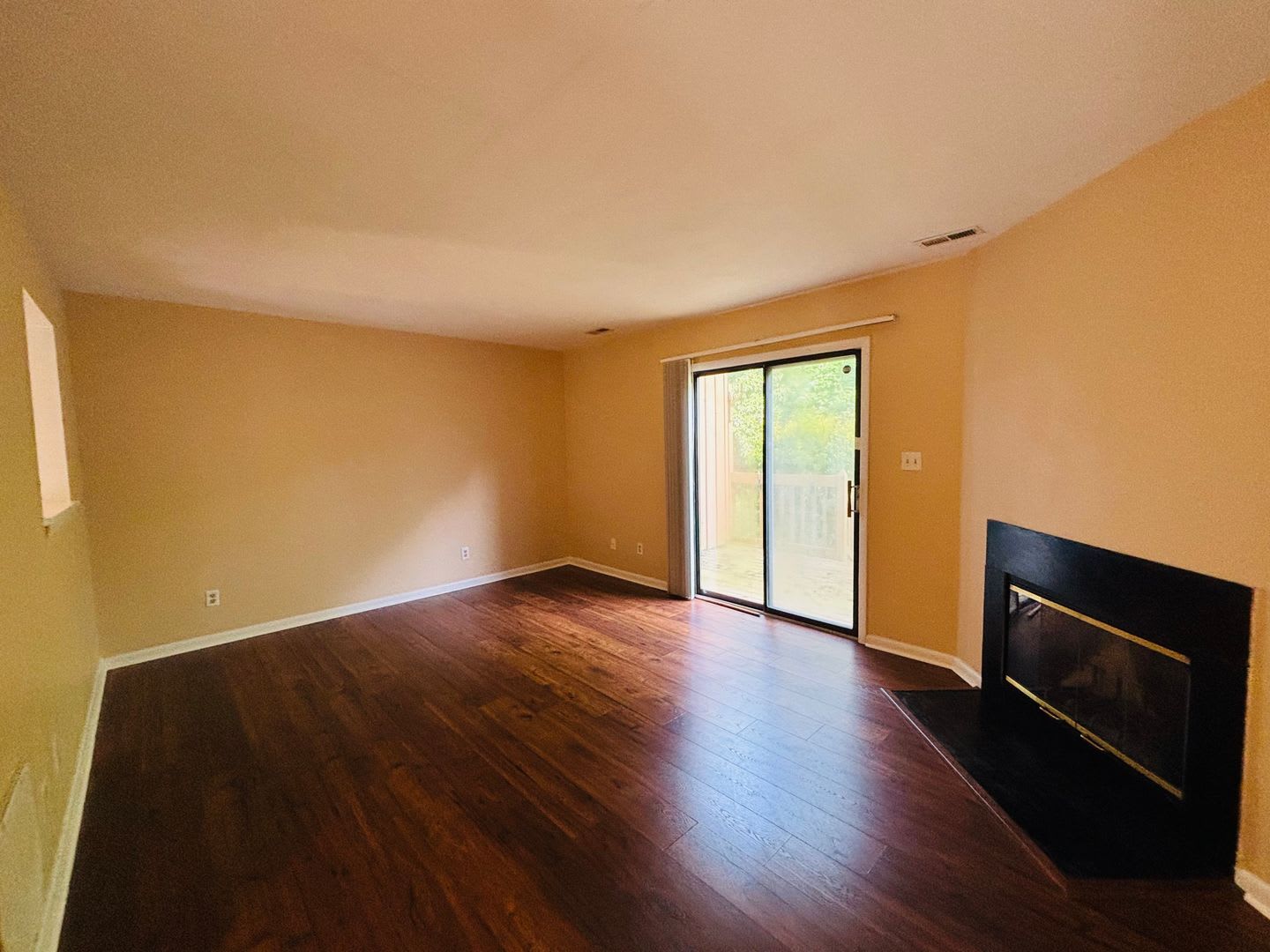 2 Bedroom, 2.5 Bath Townhouse – photo 4