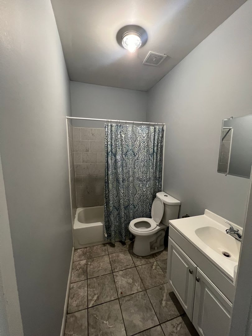 Spacious Three Bedroom Apartment In The Russell Neighborhood – photo 3