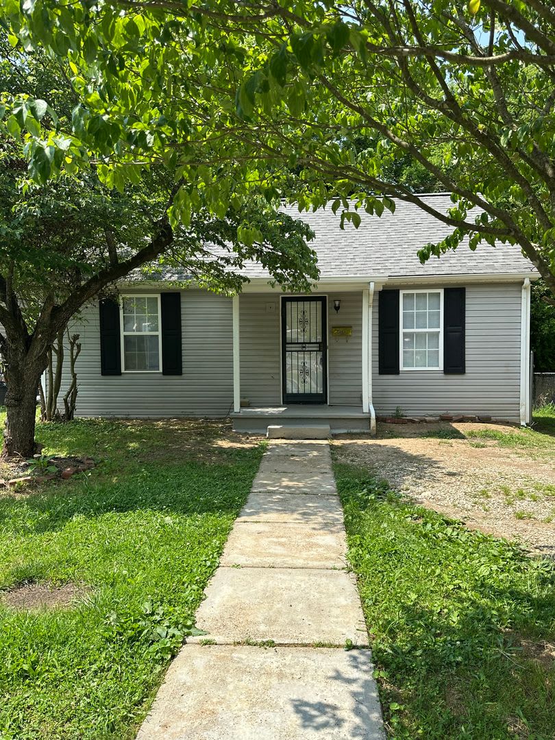 Charming 2 bedroom, 1 bathroom home located in the heart of East Knoxville – photo 1