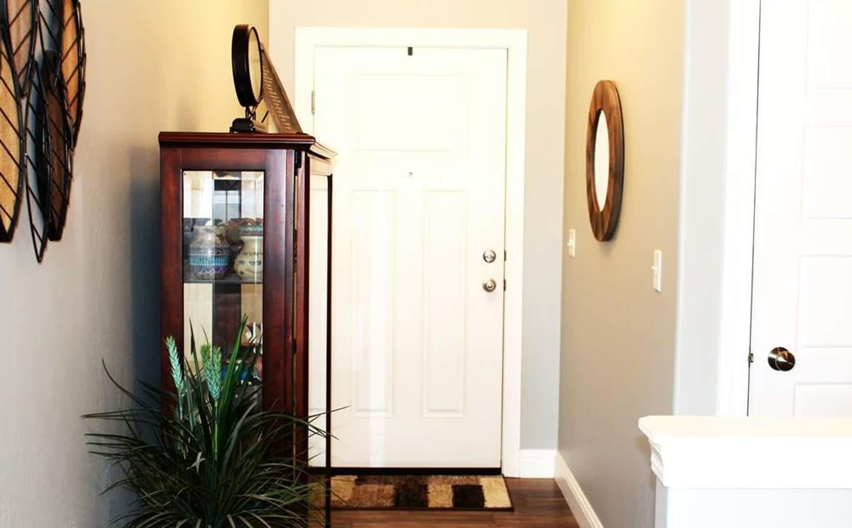 SPACIOUS MODERN 6 BED 3 BATH HOME IN IONA! – photo 3