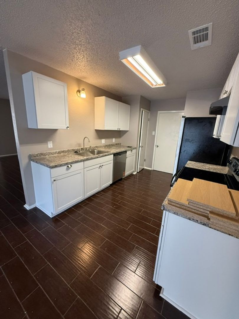 Newly Remodeled 3 BR 2 Bath! – photo 5