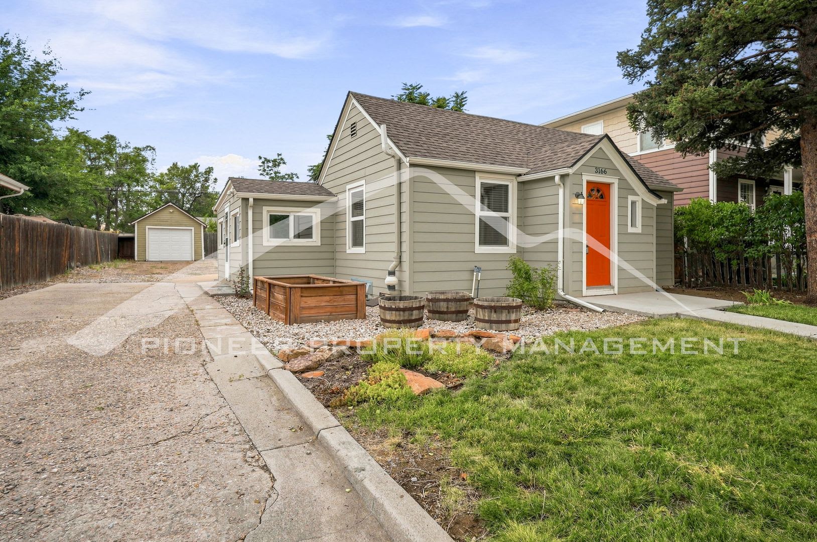 Lovely Single Family Home With Central AC and a Large Yard – photo 2