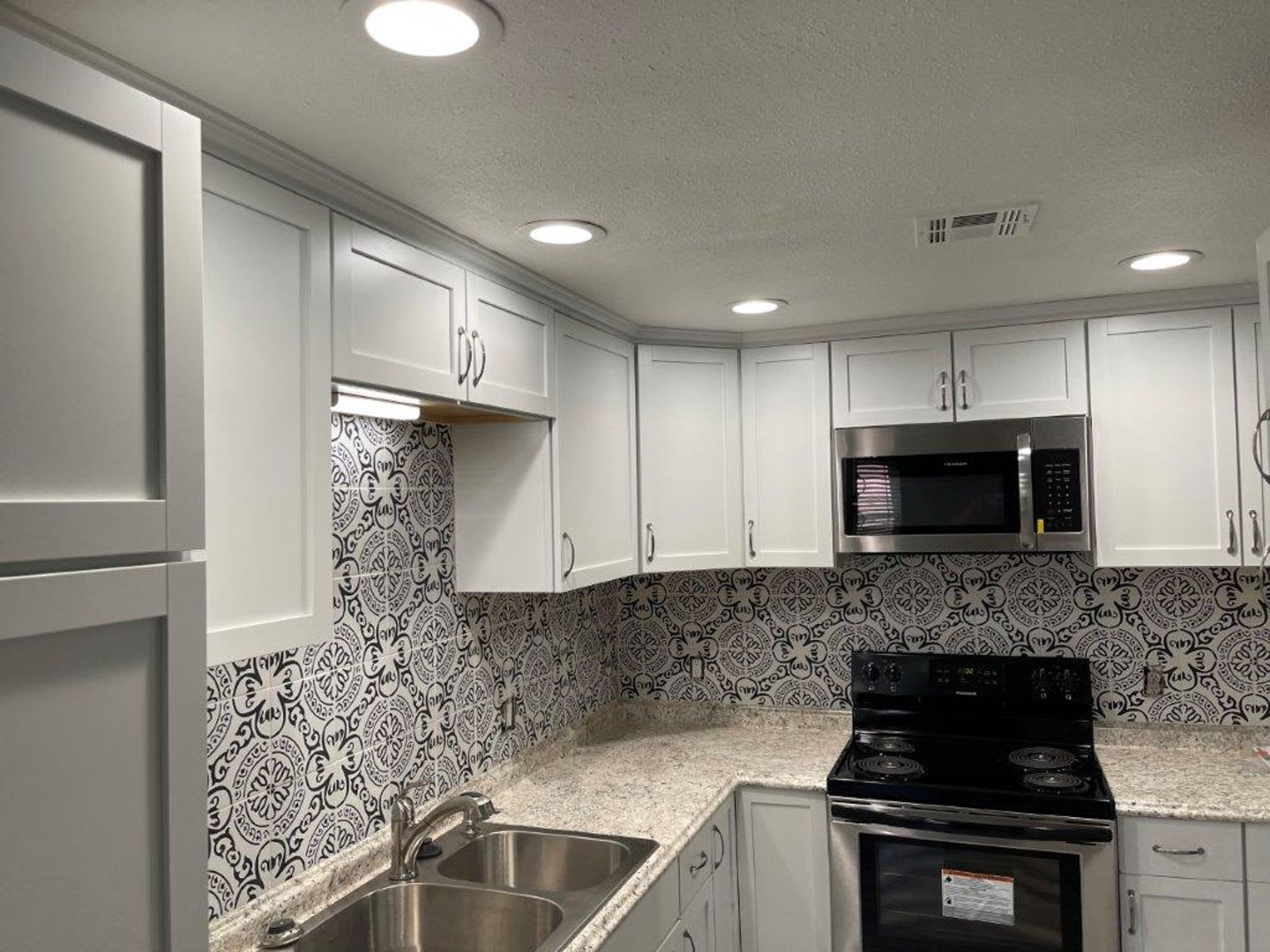 Pets OK! Moore Schools, 2 bed 2 full bath duplex with fenced yard and one car garage! – photo 2