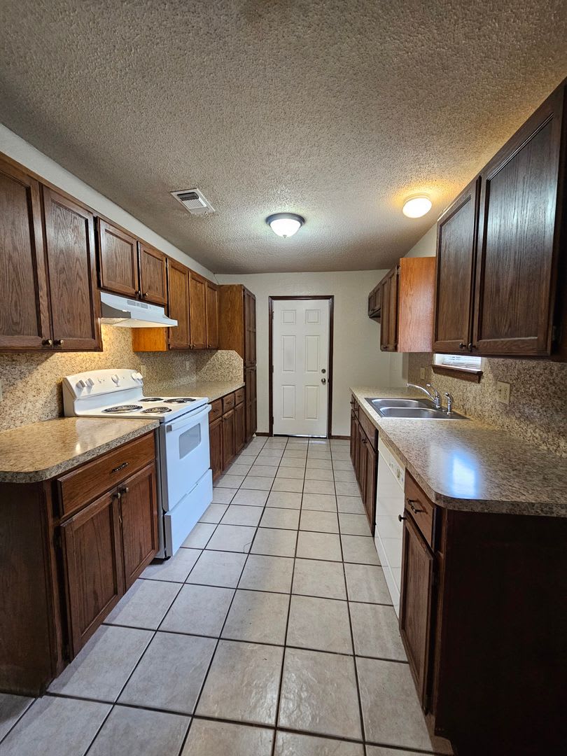 (3) Bed/(2) Bath in West Norman Avail NOW! – photo 5