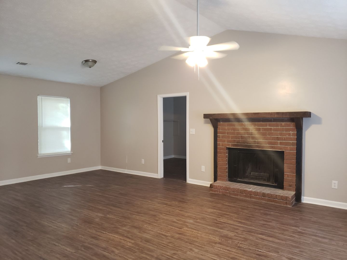 Spacious Ranch-Style 3 Bedroom Home with Bonus room Large back yard! – photo 2