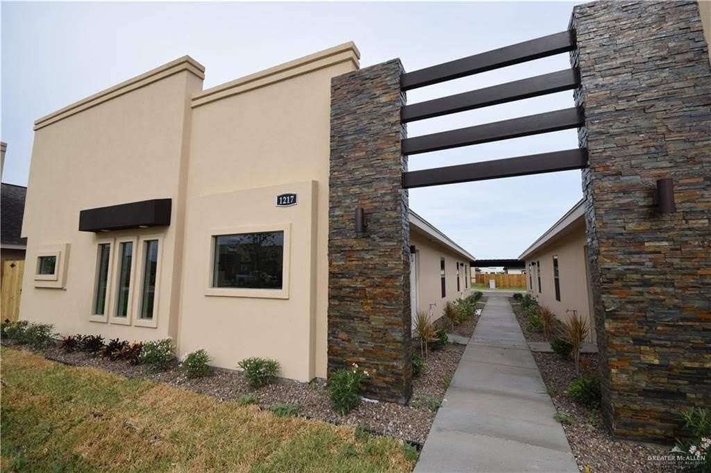 1217 Upas Drive – photo 2