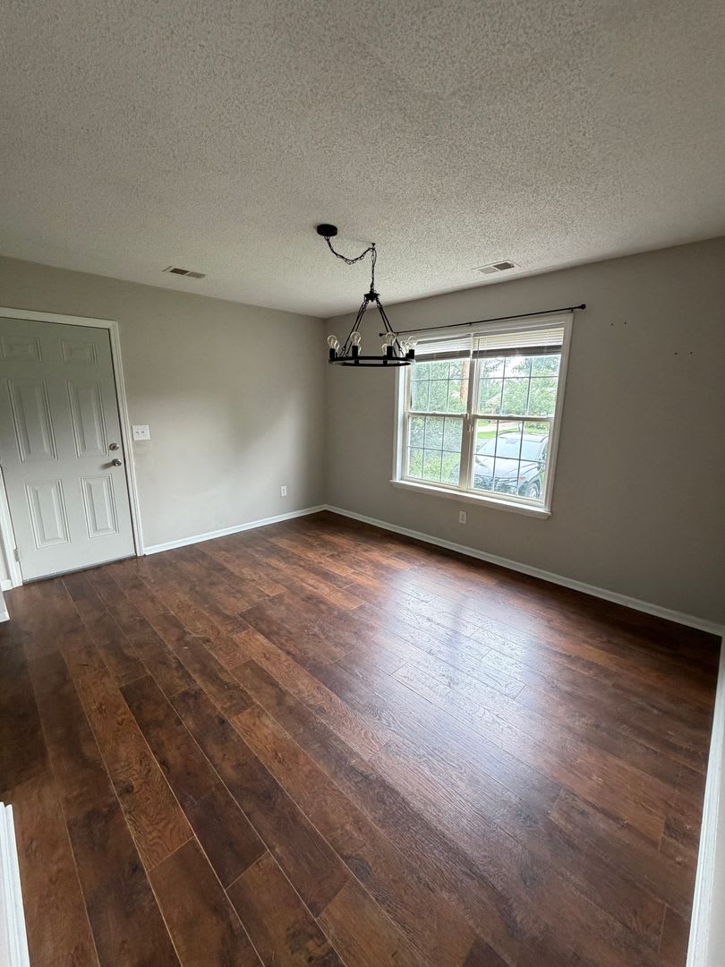 3 bedrooms, large lot, updated interior! – photo 3