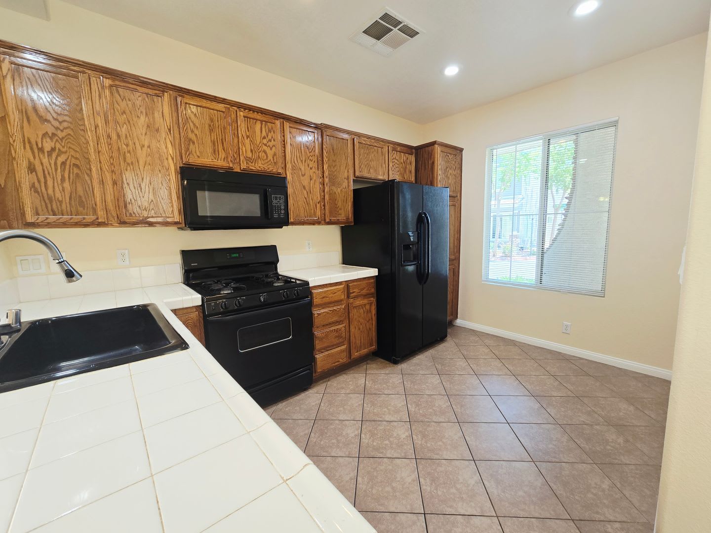 ** $300 OFF 1ST MONTHS RENT** CHARMING 2 BED/ 2 BATH HOME WITH LOFT LOCATED IN LAMPLIGHT GARDENS! – photo 4
