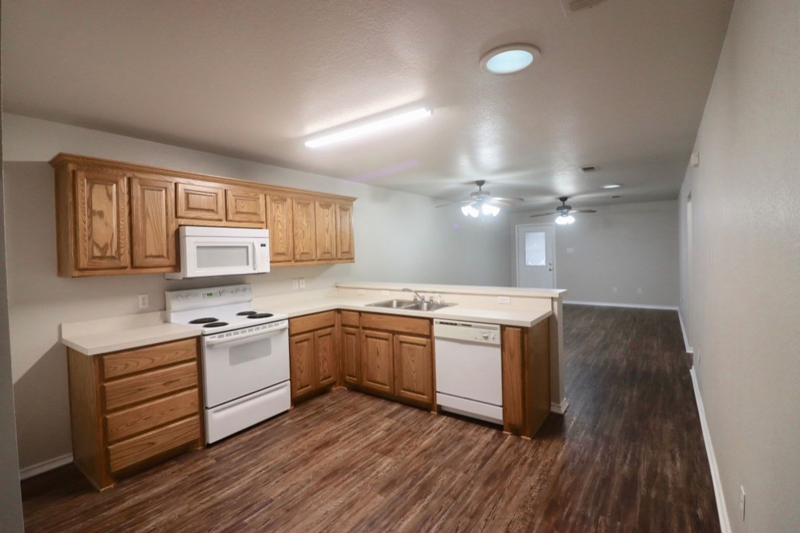 FOR LEASE! Nicely Remodeled 3 BR – photo 4