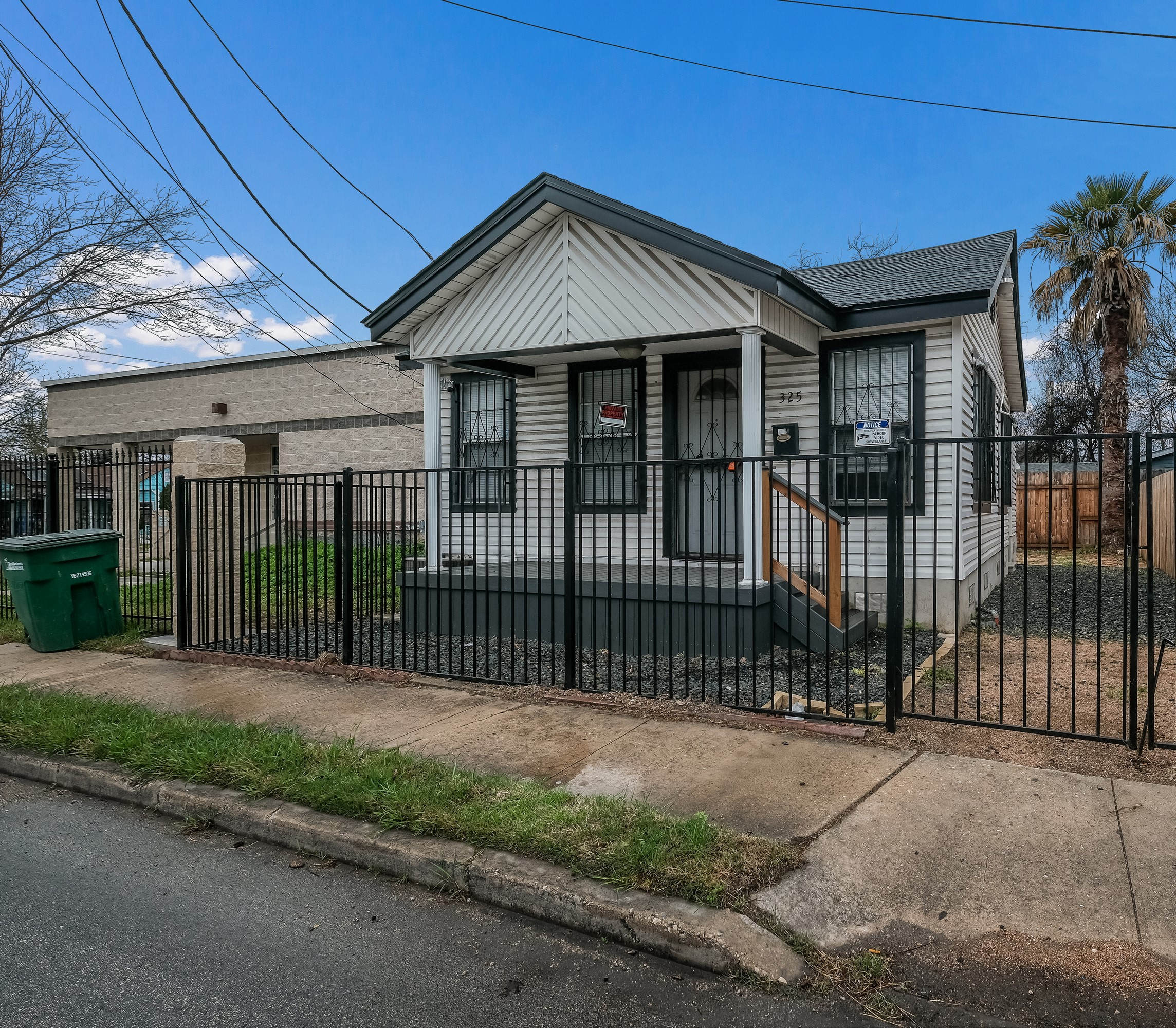 325 S Hackberry – photo 1
