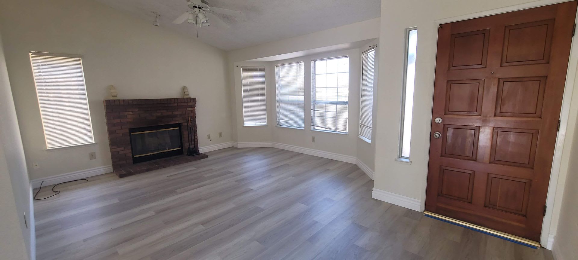 Coming Soon 3 bedrooms 2 bathrooms – photo 3