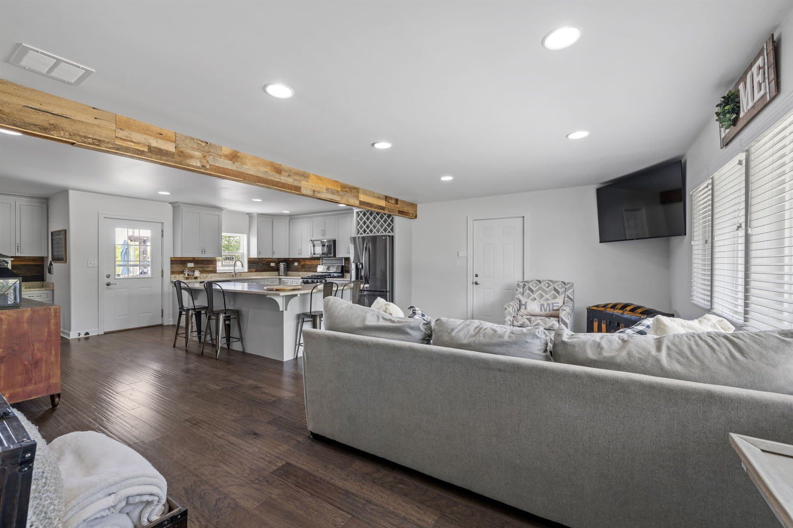 1621 Barthelone Street – photo 2