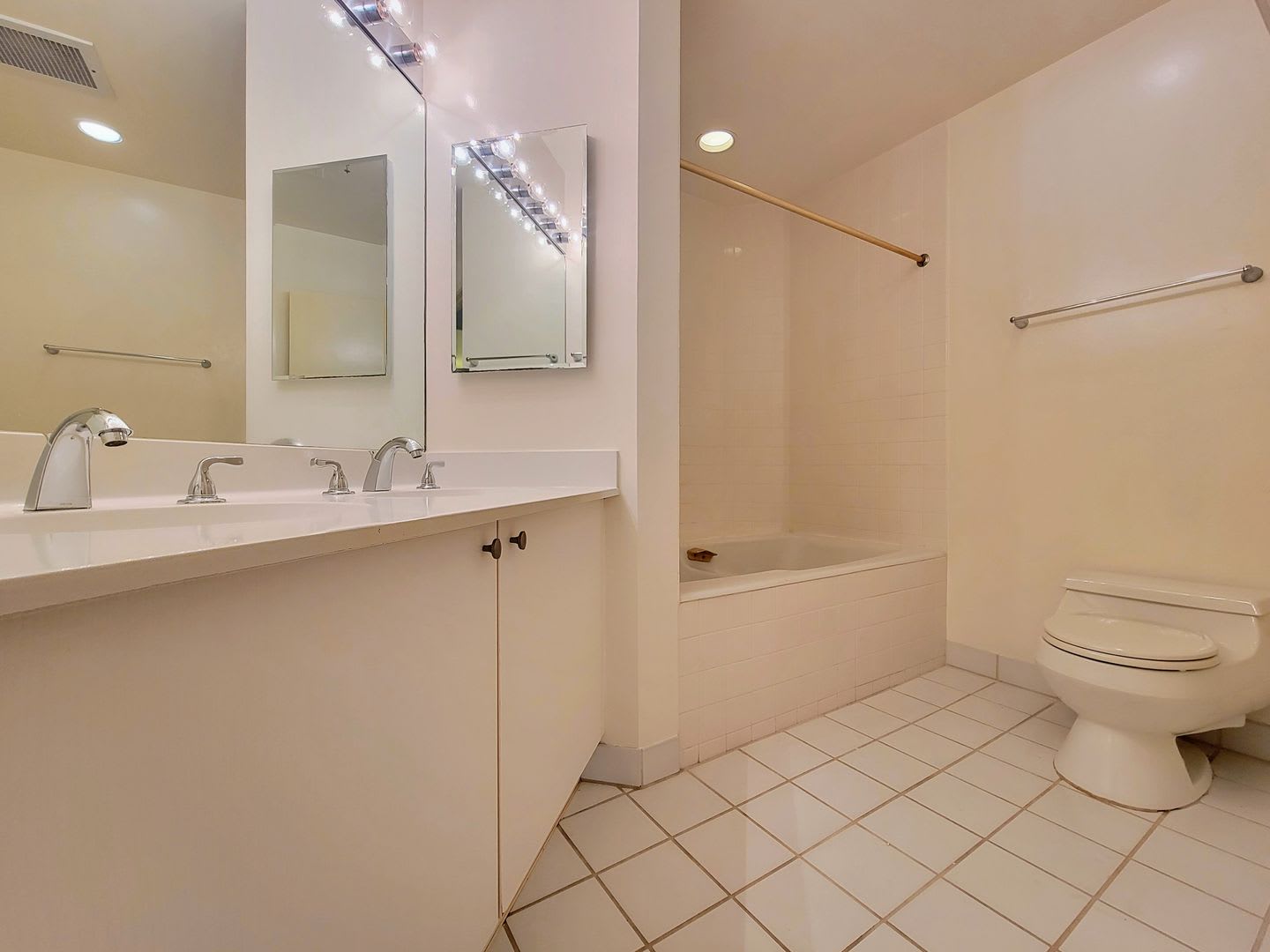 Enjoy Spectacular Ocean Mountain And City Views From This Bright 2 Bedroom 2 Bath High Floor Condo Known As The Imperial Plaza In Kakaako – photo 4