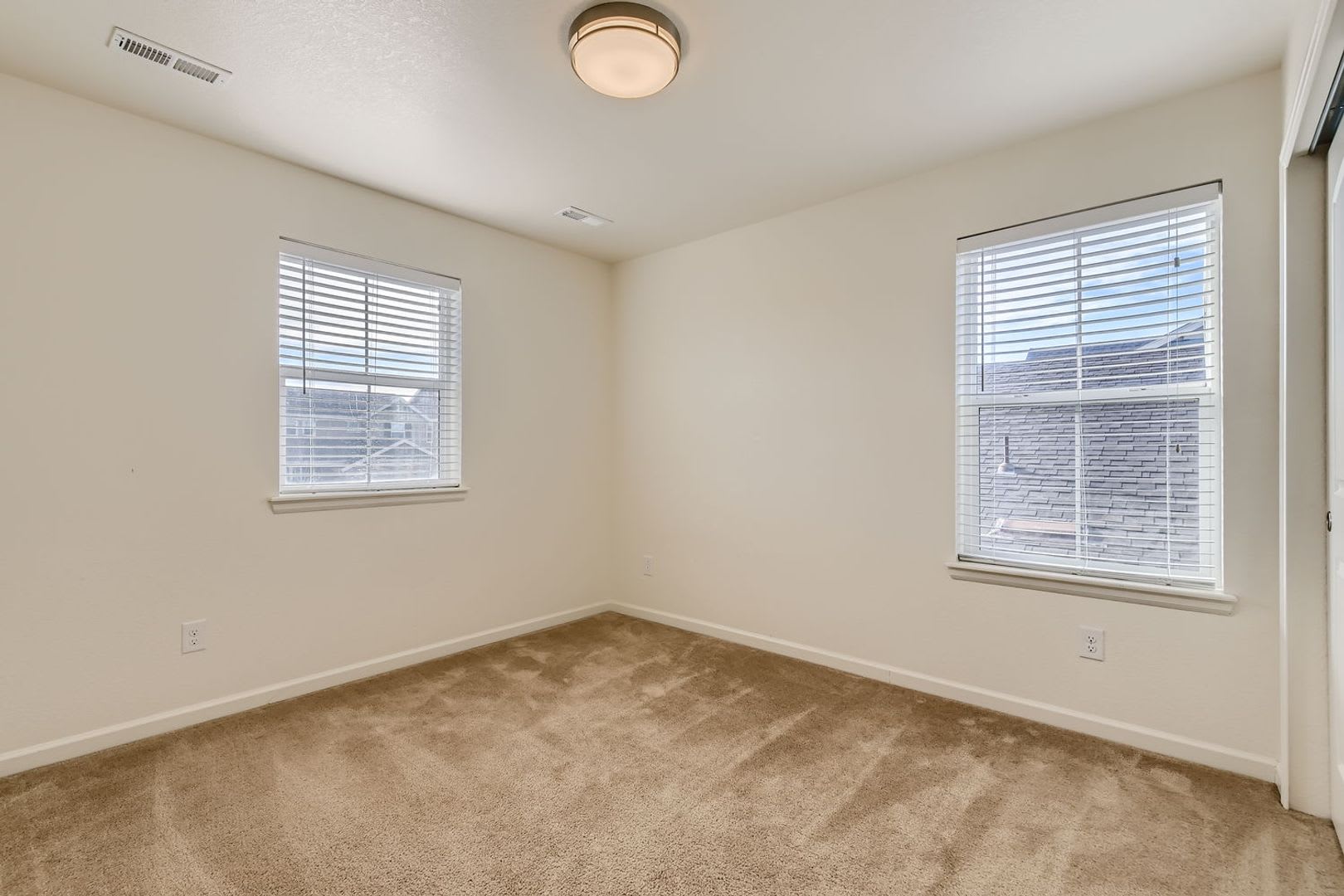 Beautiful 5 Bedroom Home Available Now – photo 3