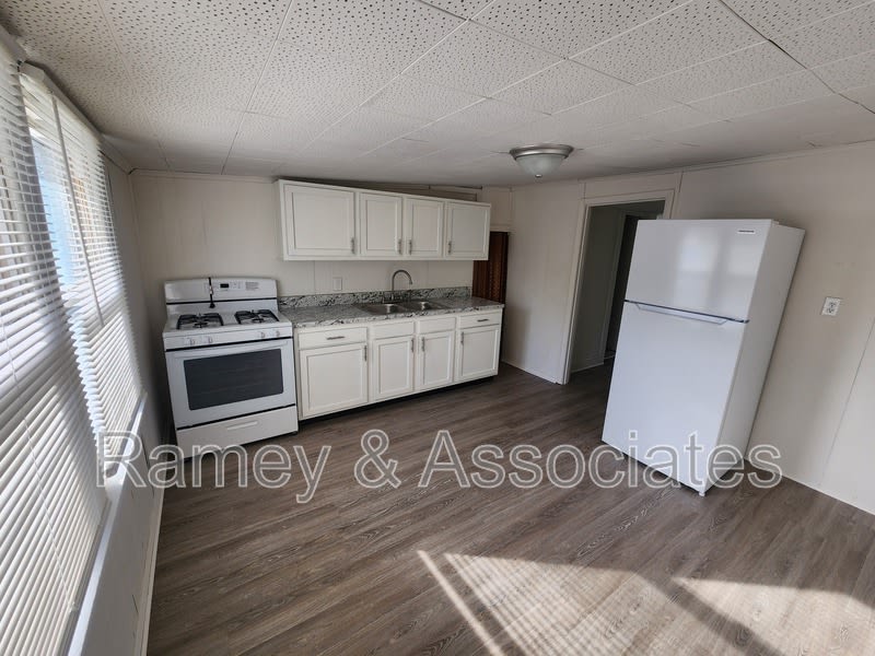 1122 Larchmont Ave – photo 2