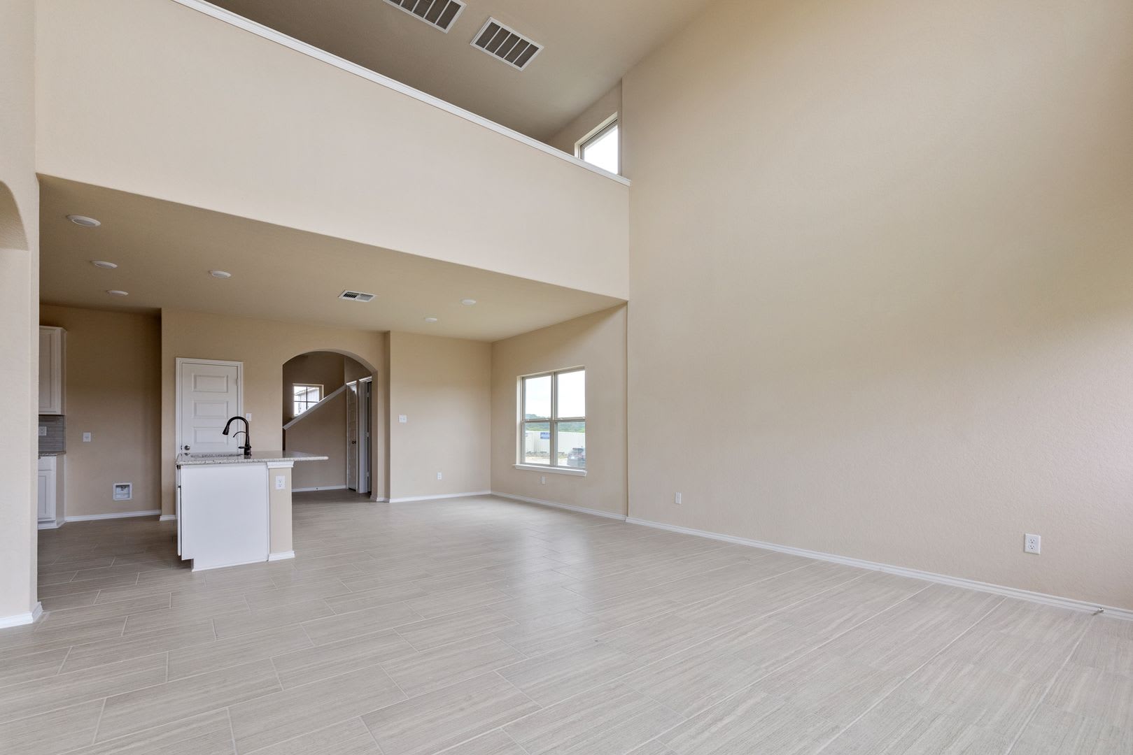 Like-New 4-Bedroom Home with Game Room & Large Private Backyard in New Braunfels – photo 4