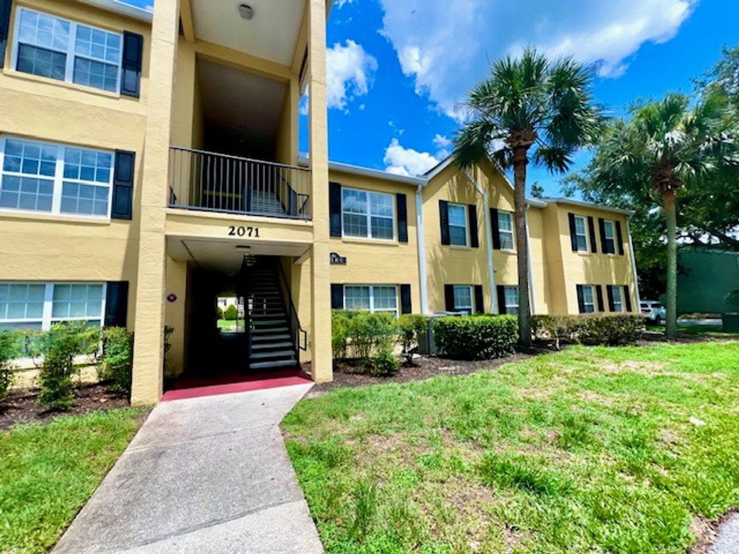 Move In Now Gated Community Miriada 1St Floor 1X1 5 Bath Condo Near Pool Area Laminate Wood Flooring In Living Area And Carpet In Bedroom Has Washer Dryer Gas Stove Water Heater – photo 2