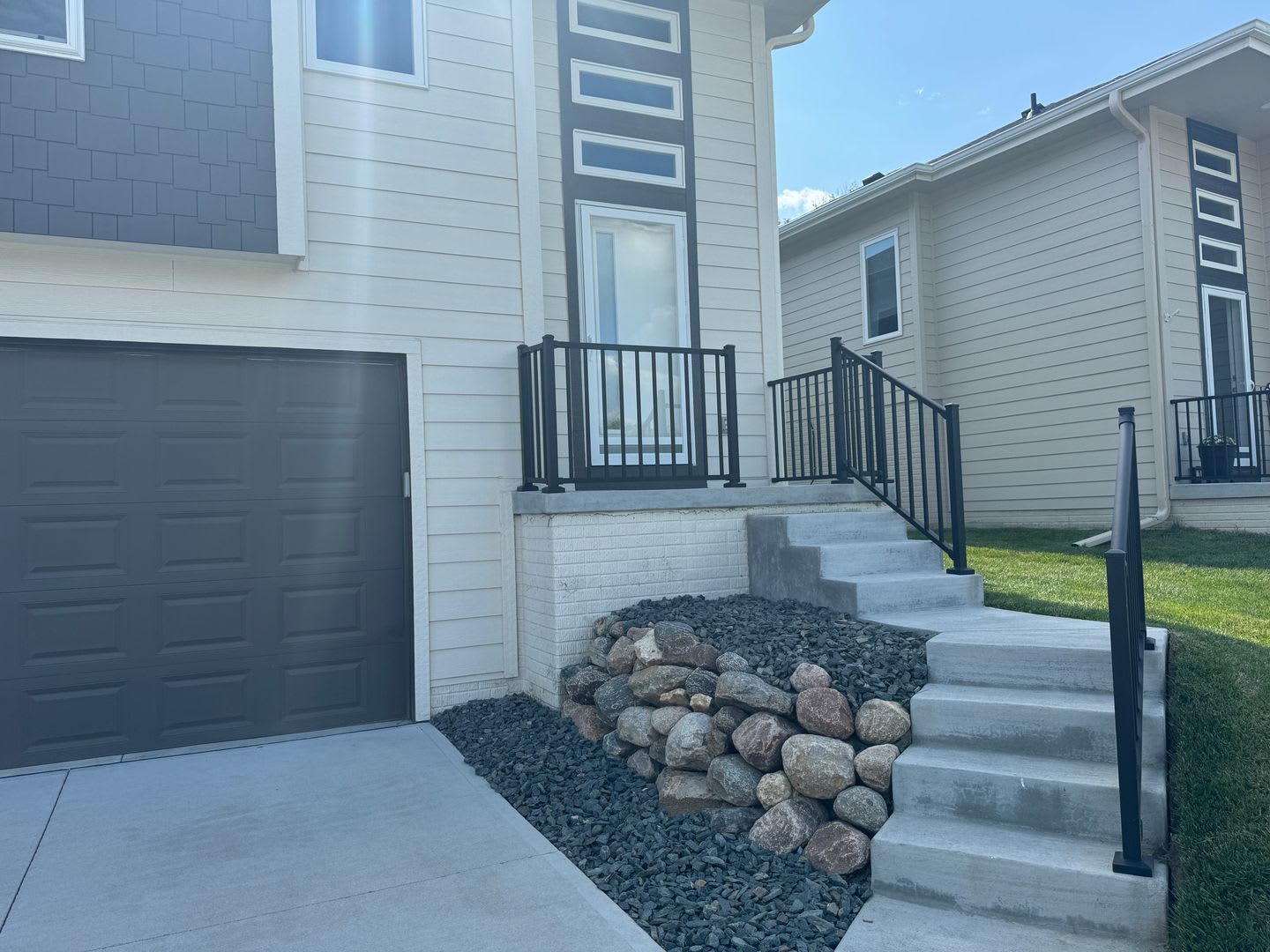 Luxury Bennington Townhome Ready For Move In – photo 4