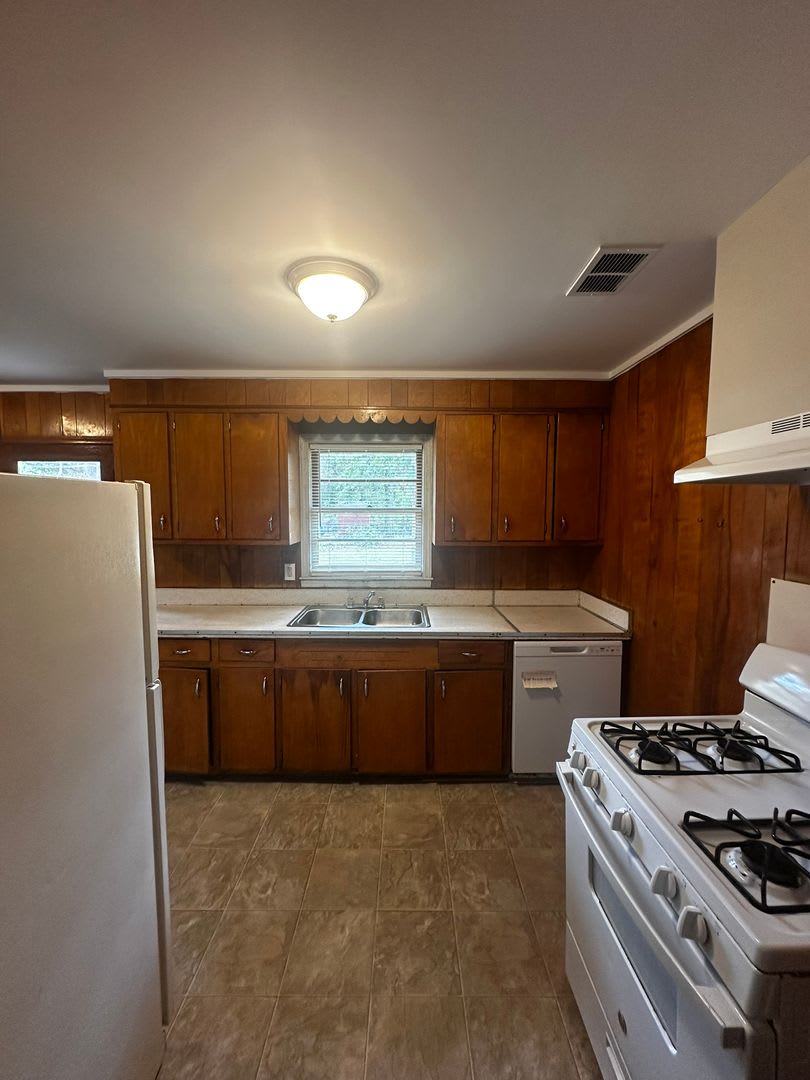 Spacious 3BR/1BA Valdosta Home with Carport Near VSU & Schools! – photo 5