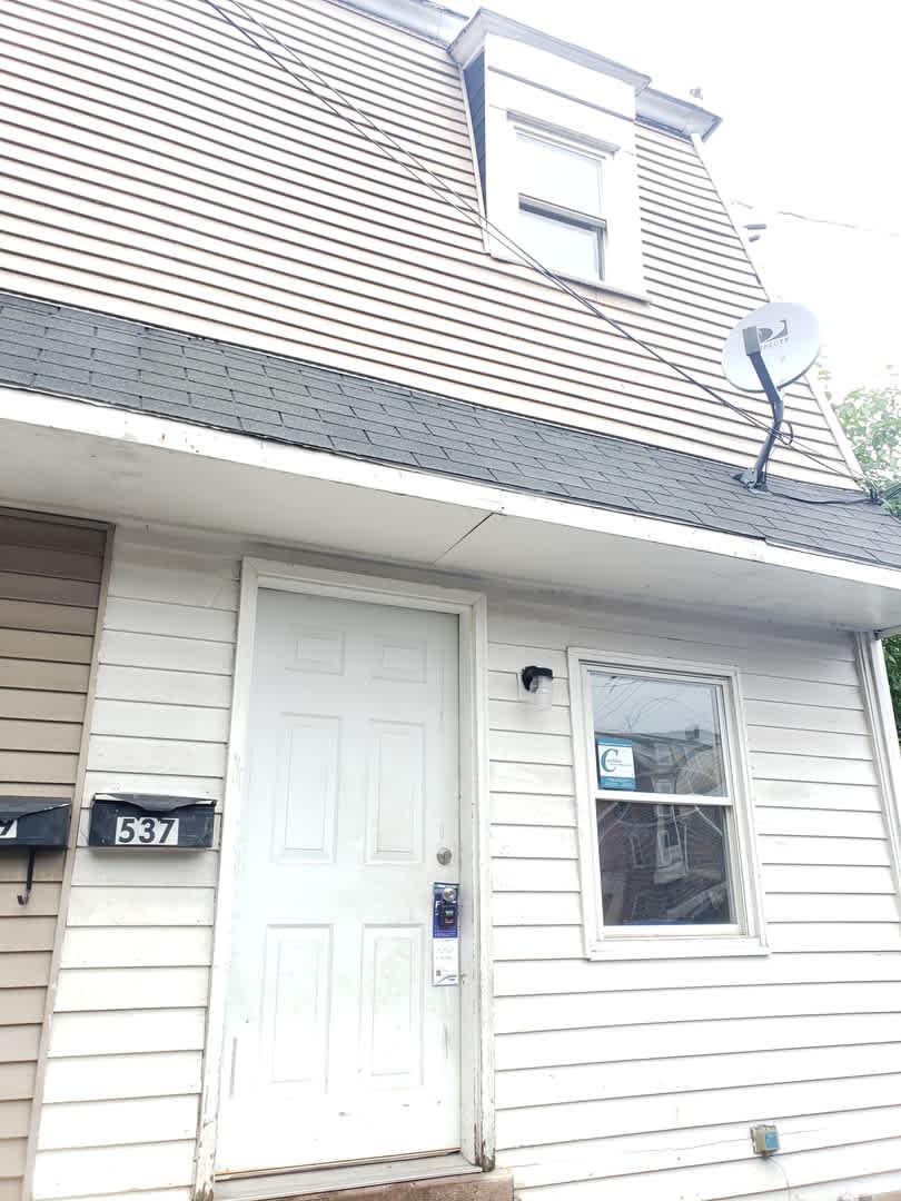 Charming 2Bed/1Bath Semi-Detached Home in Allentown! – photo 1