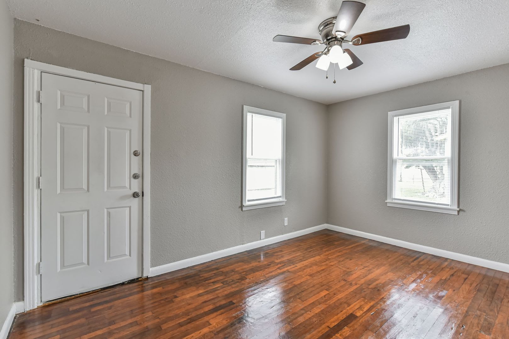 Beautifully Renovated 1BR Duplex with Marble Shower & Natural Light – photo 5
