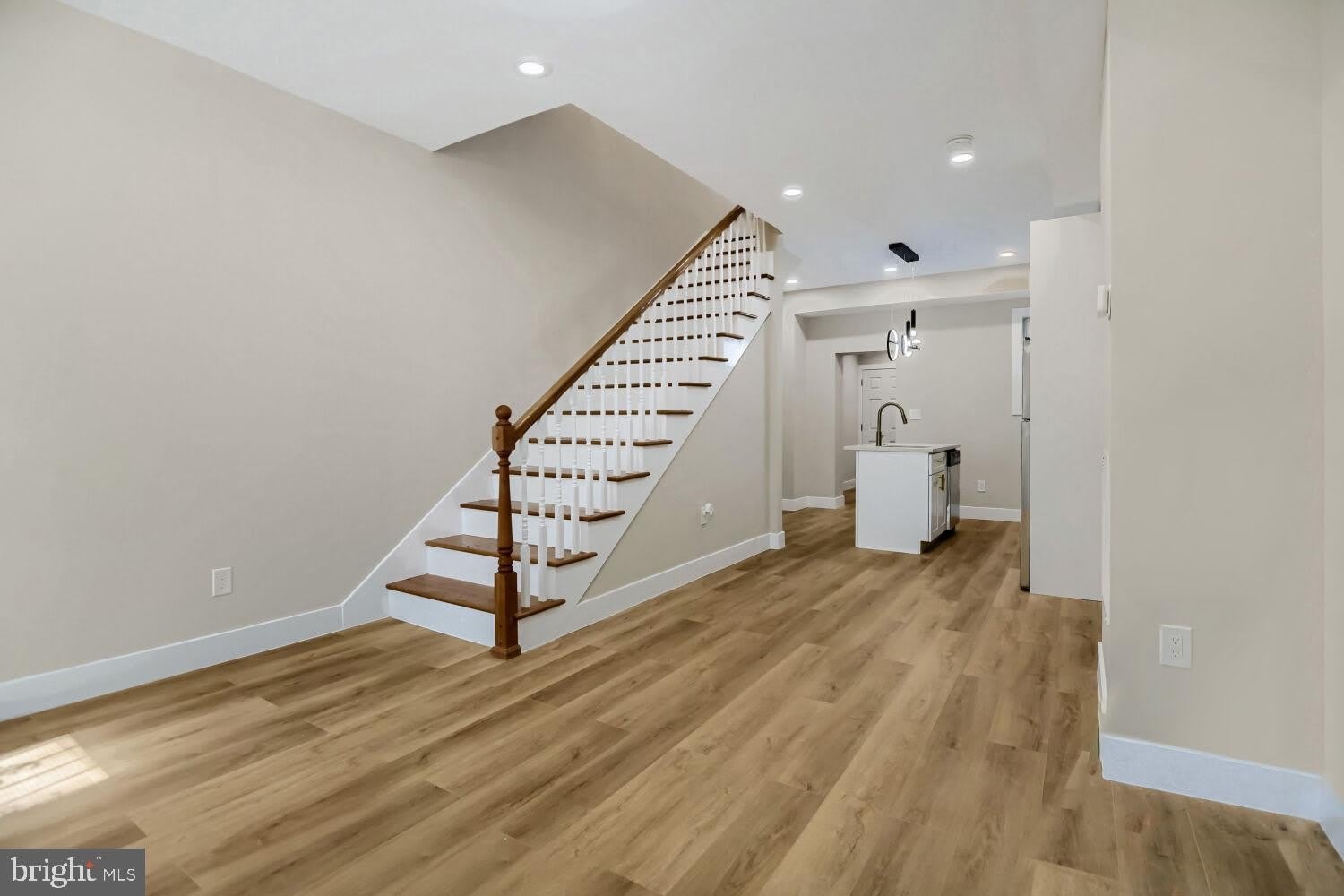 2542 OSWEGO Avenue – photo 4