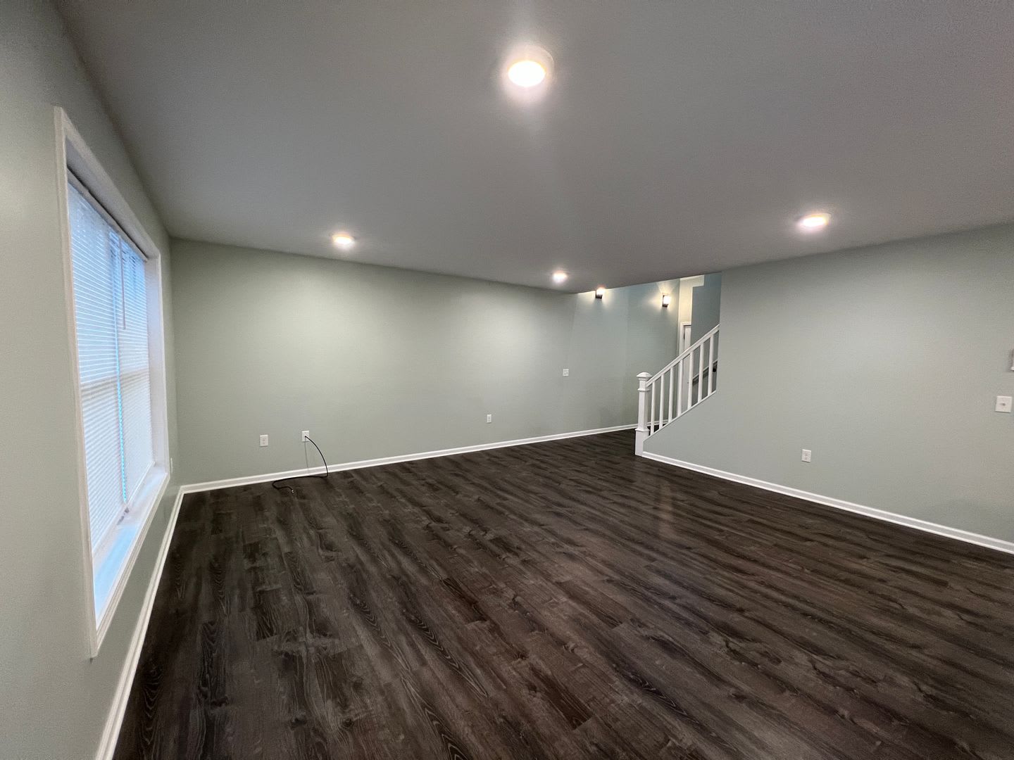 Stylish End-Unit Living – photo 3