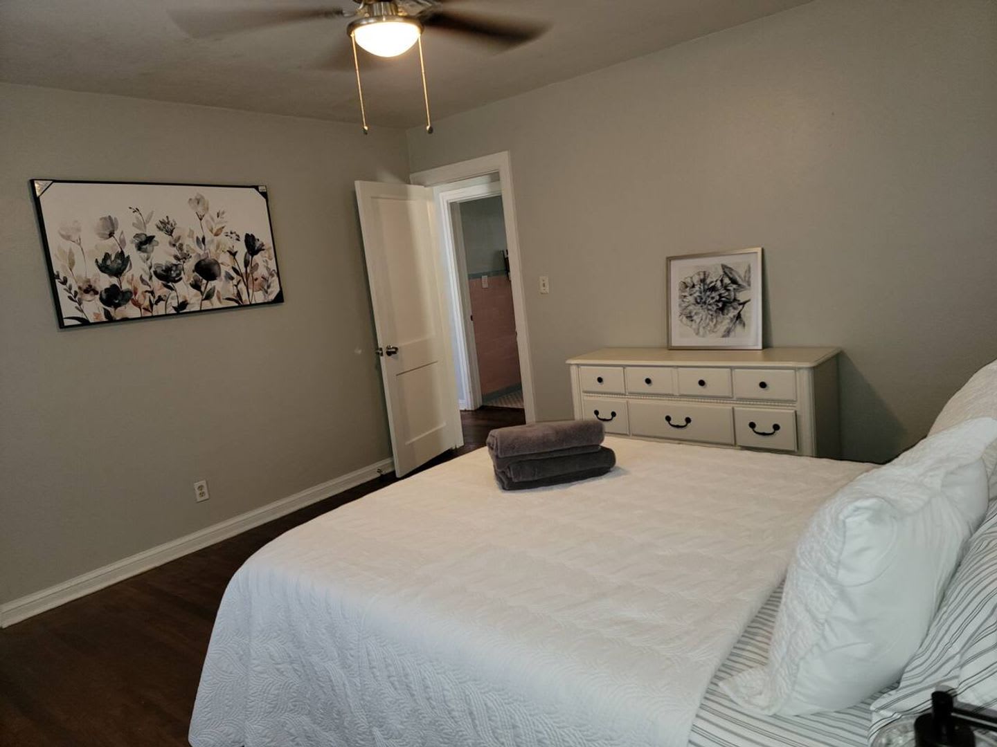MOVE IN SPECIAL!! Charming 2 bedroom Duplex – photo 4