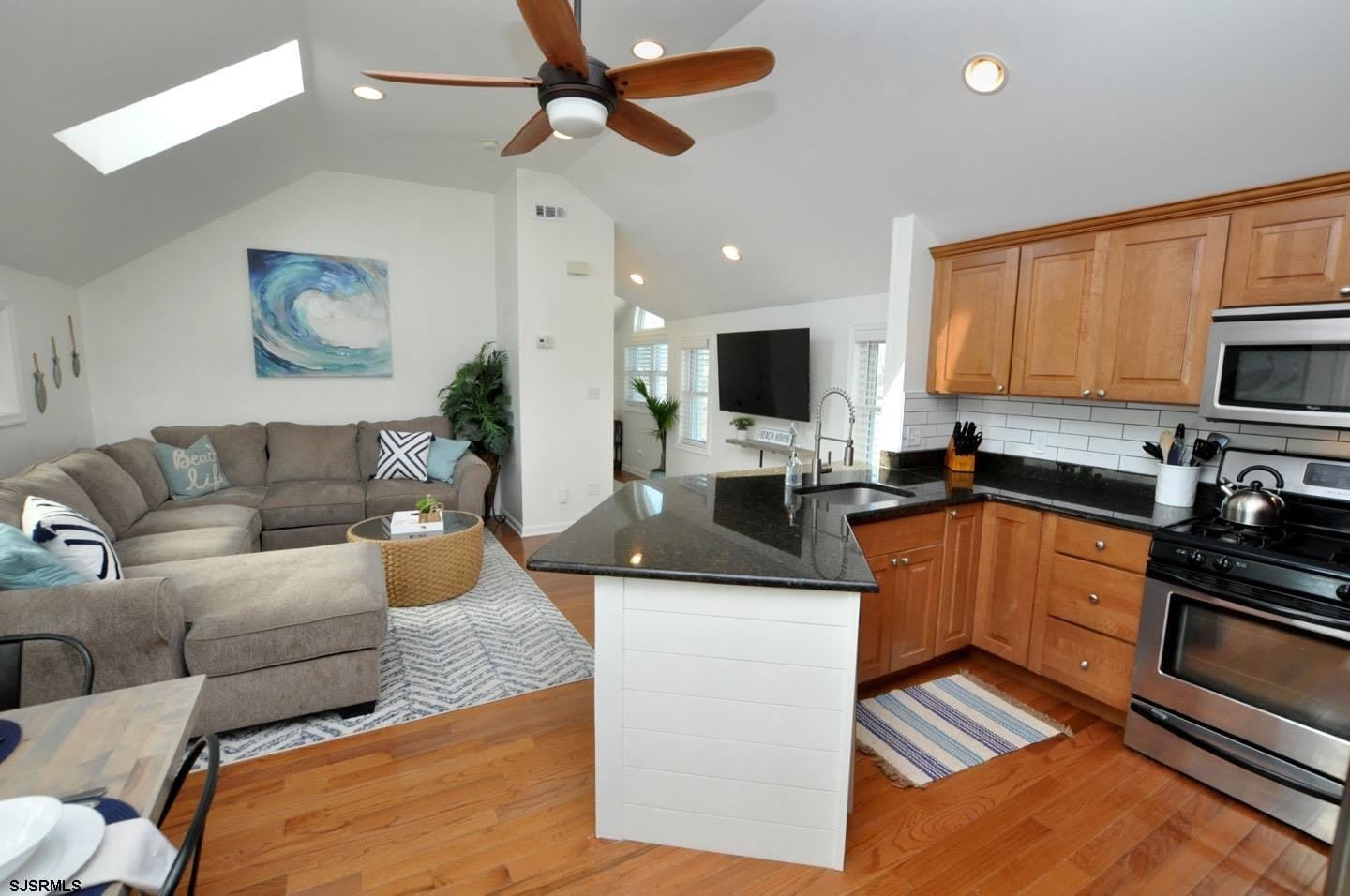 104 N Dudley Ave – photo 2