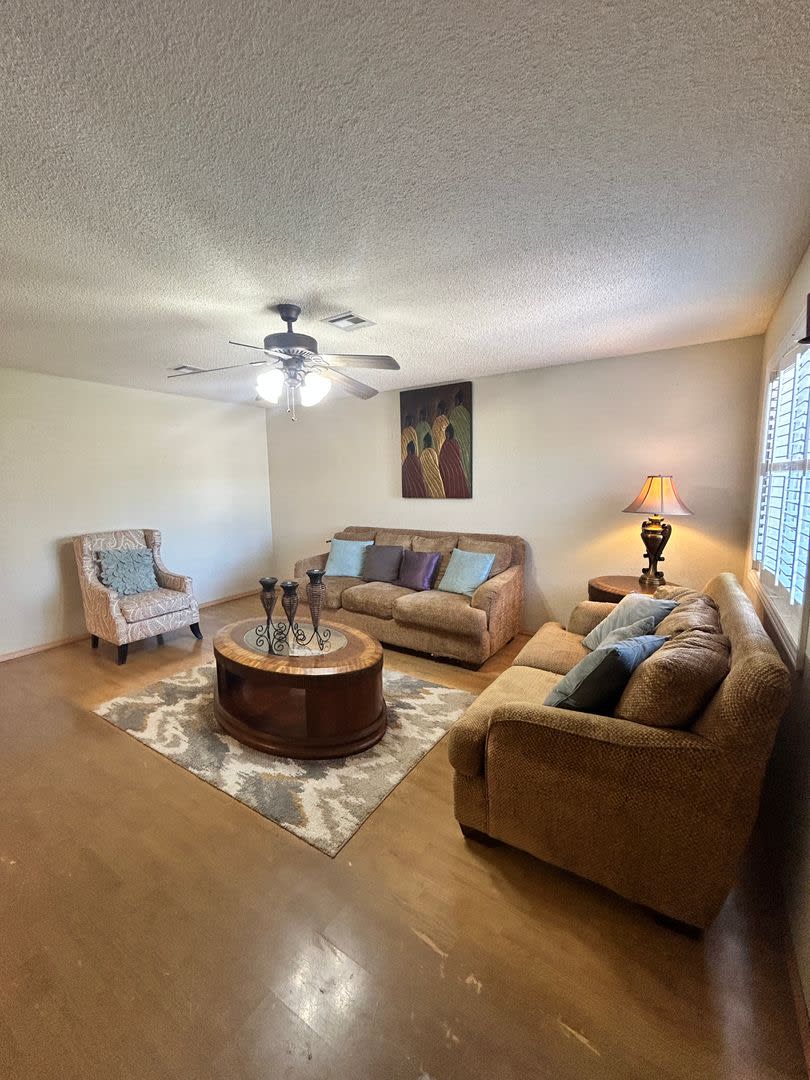 Charming 3-Bedroom Home with Wood Flooring and Large Yard in Yuma – photo 4