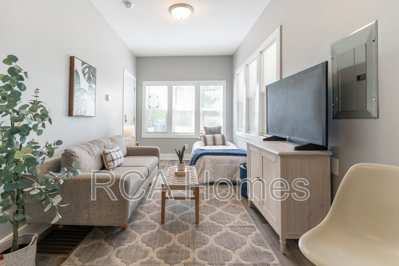 2831 North Kenwood Avenue – photo 1