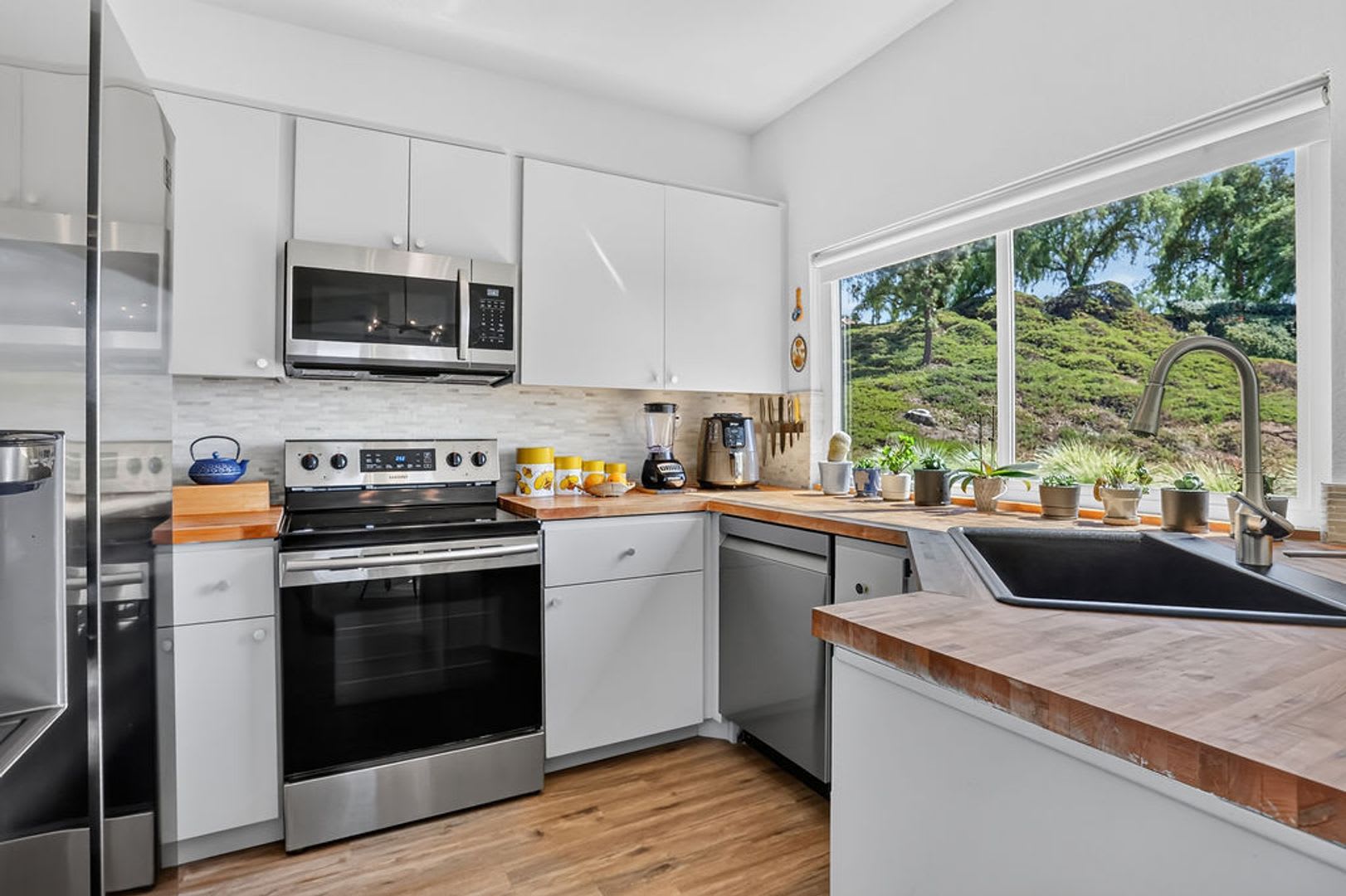 Furnished Upgraded 2-bed, 2-bath Private End-Unit with Immersive Nature Views – photo 1
