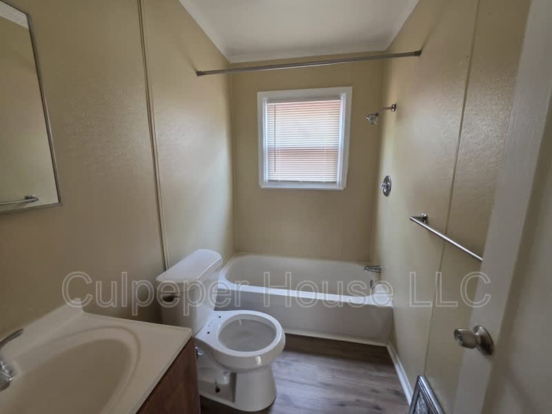 1030 Hawk St – photo 4