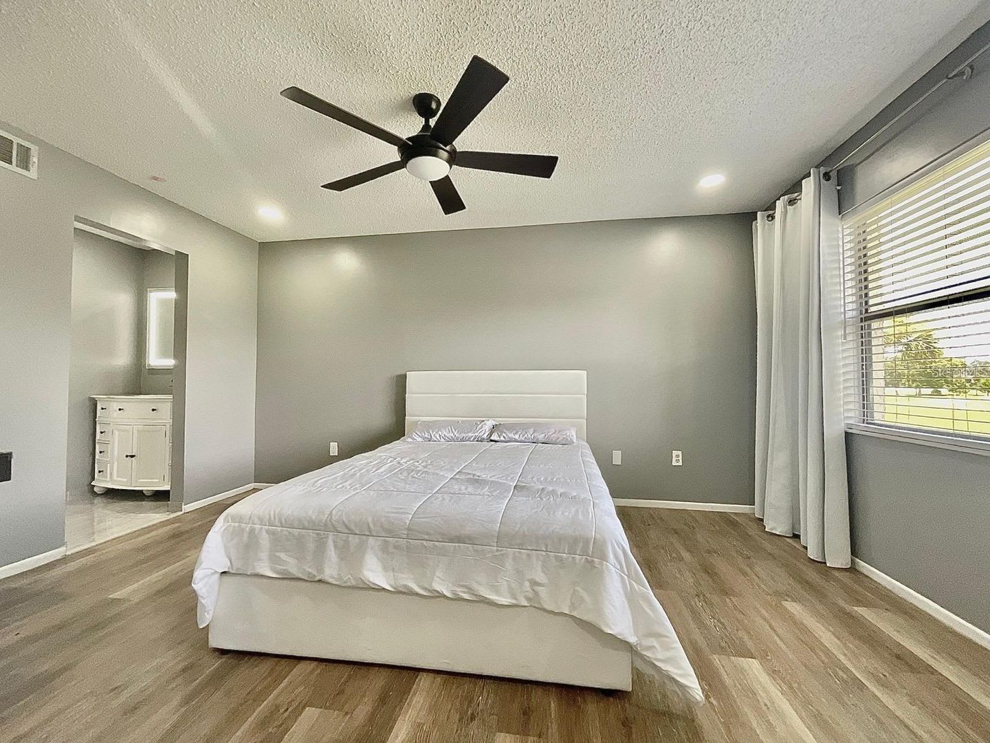 Spacious 2-Bedroom, 2-Bath Condo in Guard-Gated Community – photo 5