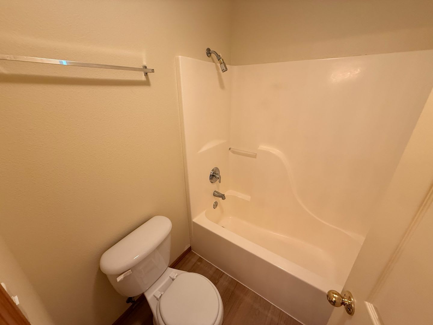 CHARMING SINGLE-LEVEL HOME IN A BEAUTFUL WELCOMING NEIGHBORHOOD!!! – photo 3