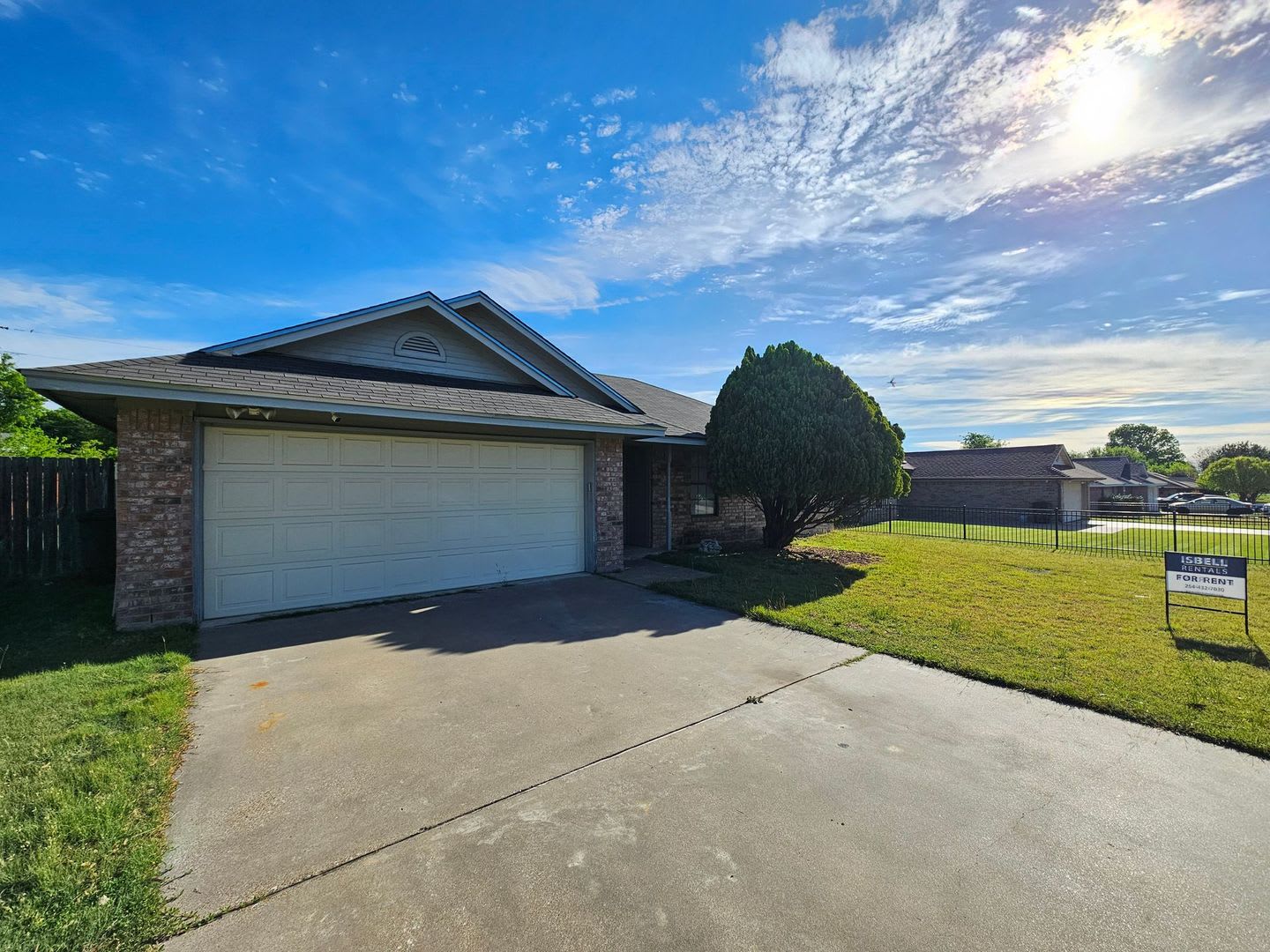 HUGE RENT REDUCTION & AVAILABLE NOW! – photo 2