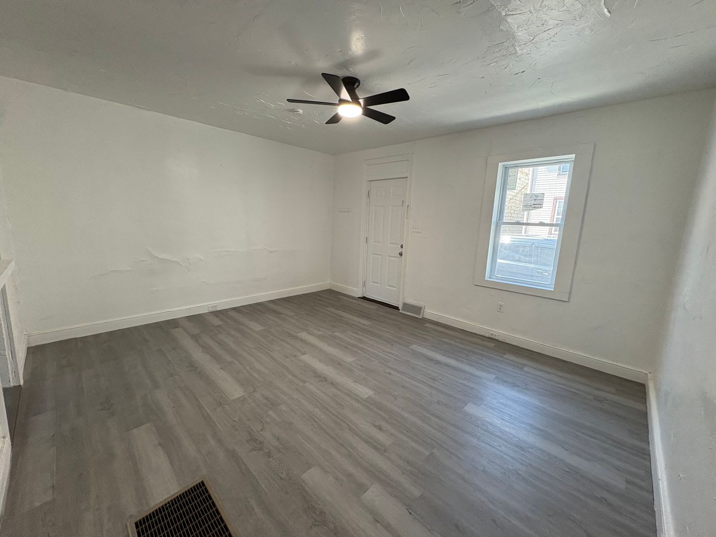 Newly Renovated Two-Bedroom, One Bathroom Row Home – photo 4
