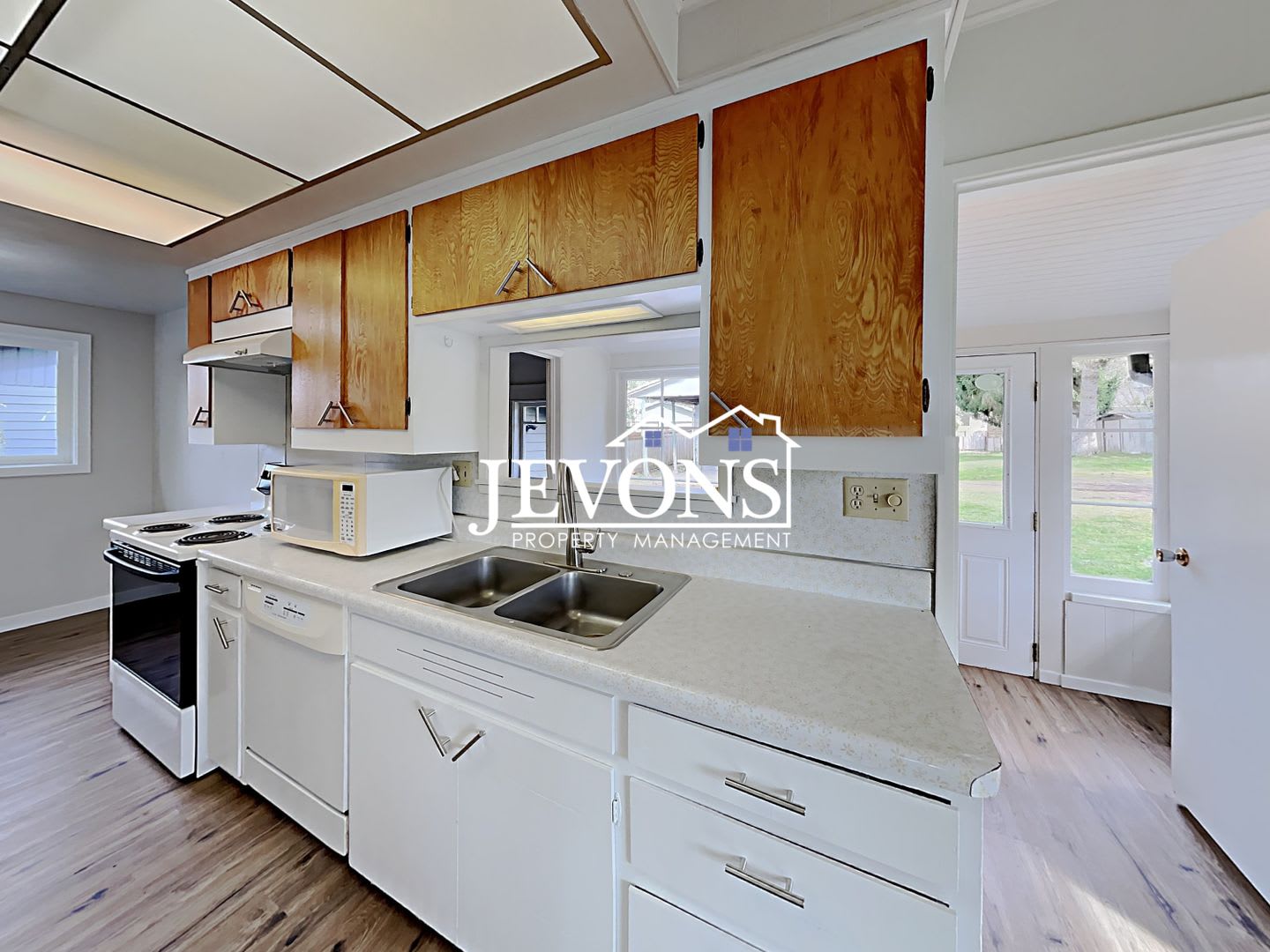 Beautiful Two-Story Single-Family Home in Newcastle – photo 3