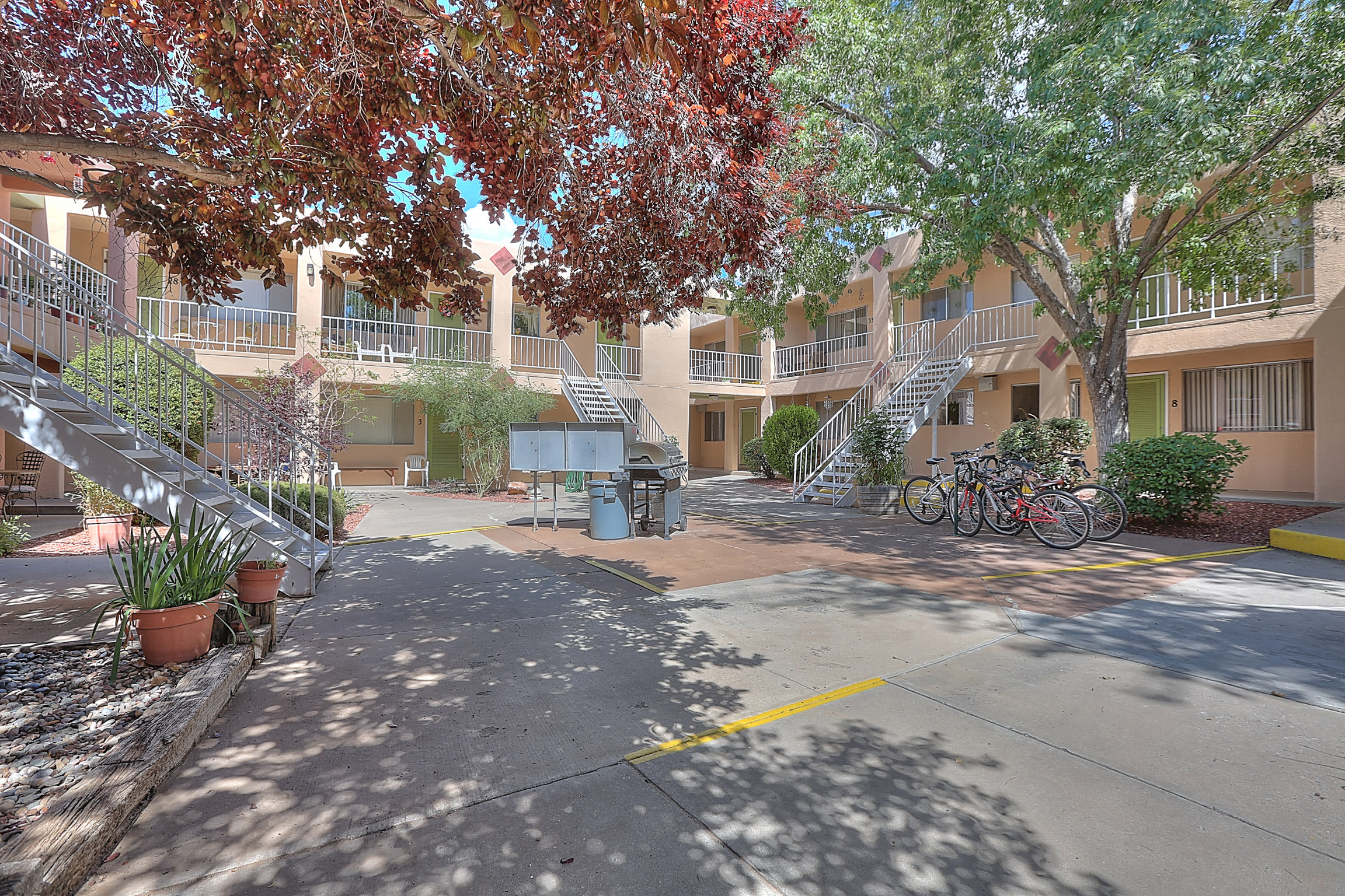 Graceland Plaza Apartments – photo 2