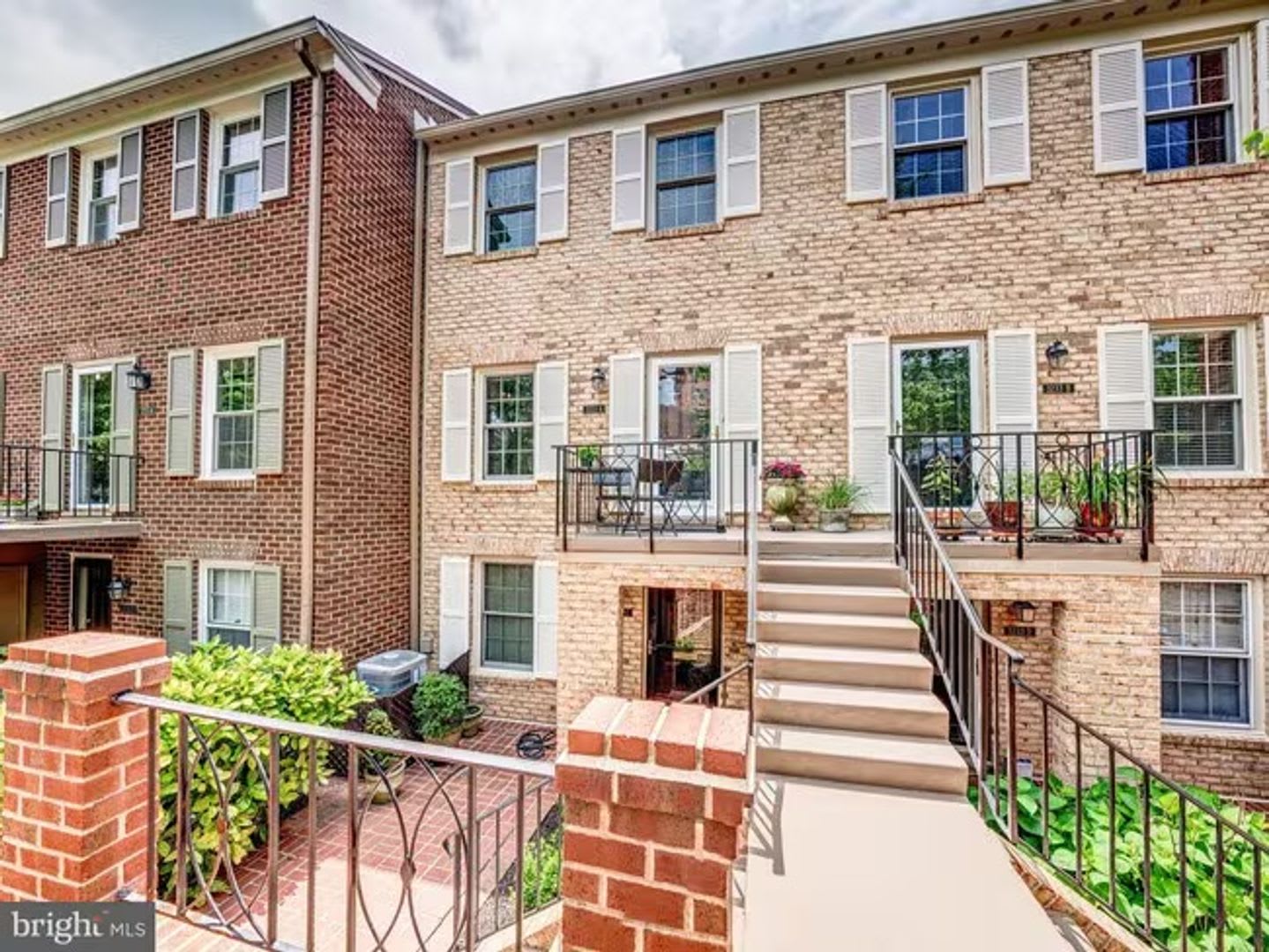 Sun-Drenched 2BR/2.5 BA Townhouse Condo in Gated Sutton Place – photo 1