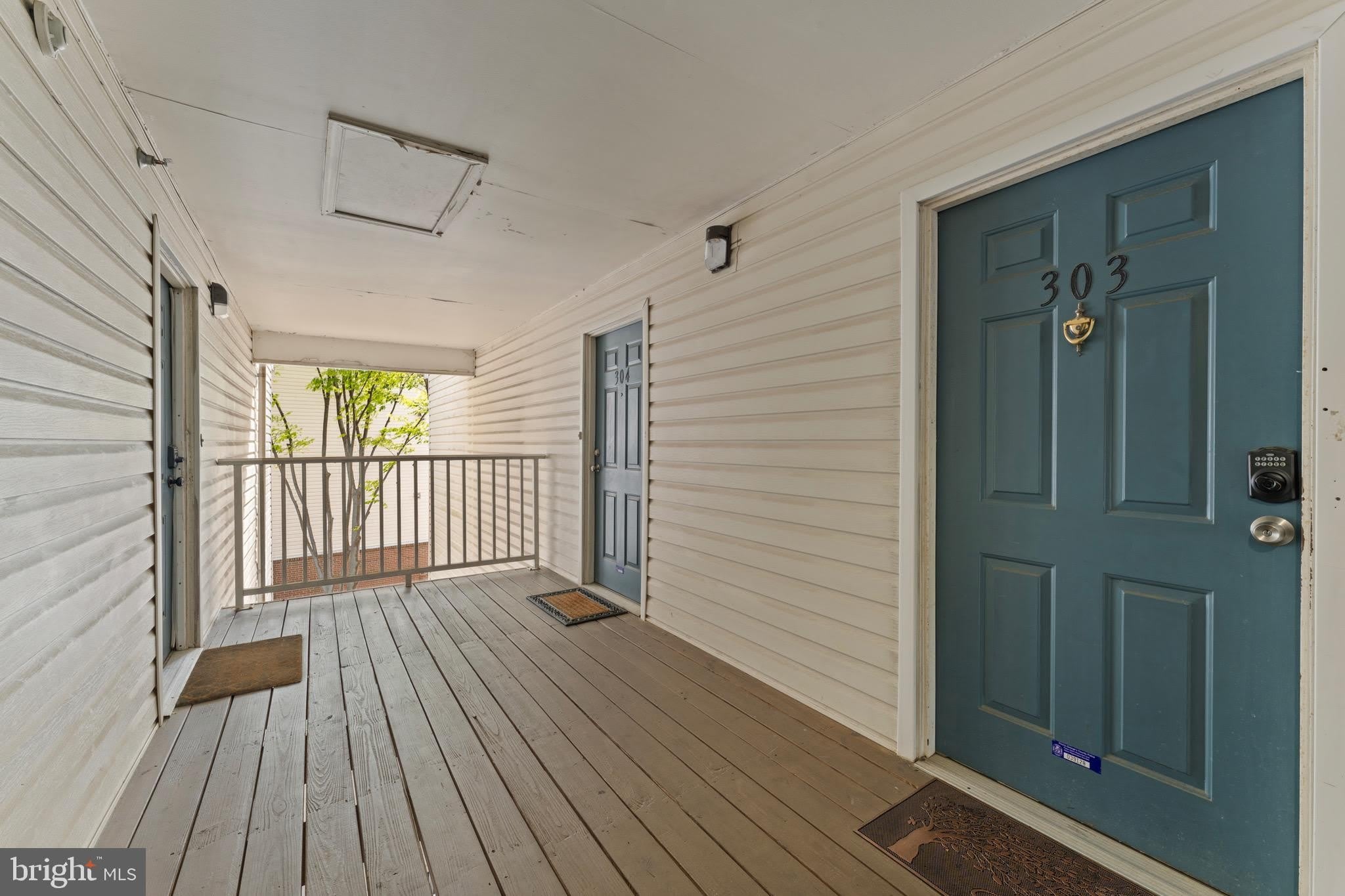 8951 TOWN CENTER Circle – photo 4
