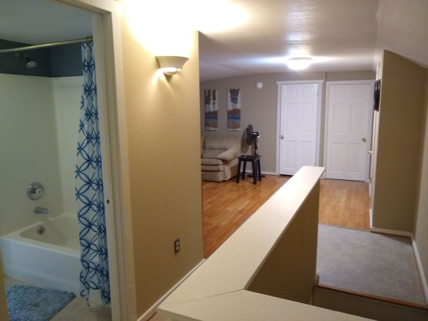 Close To Downtown Upper Level Apartment – photo 4